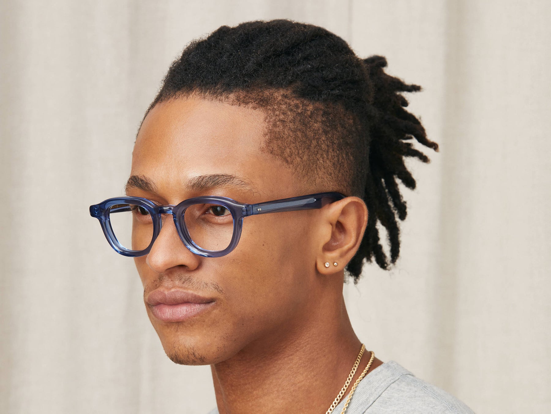 Model is wearing The DAHVEN in size 44 in Sapphire Model is wearing The DAHVEN in size 44 in Sapphire