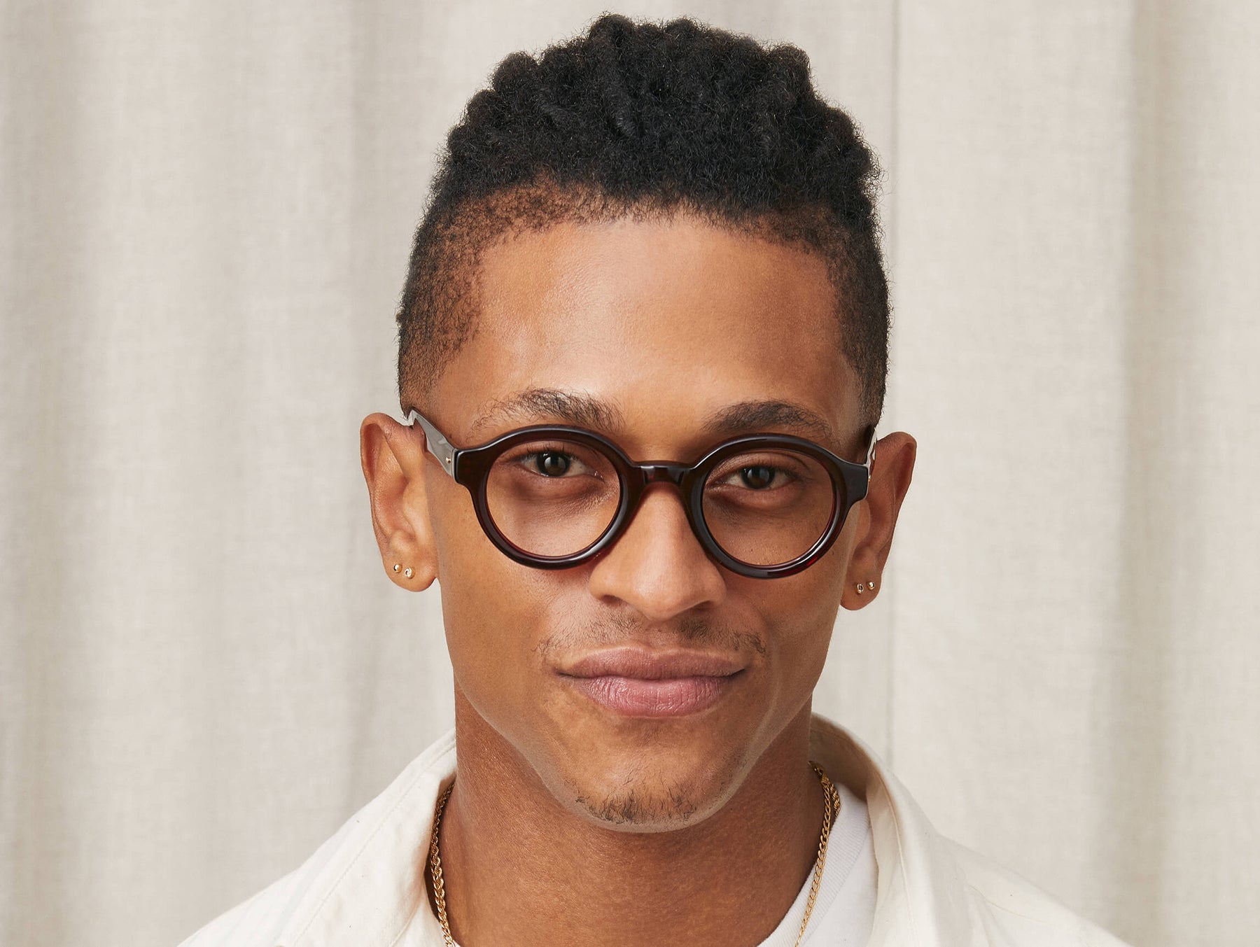 Model is wearing The GREPS in size 44 in Burgundy Model is wearing The GREPS in size 44 in Burgundy