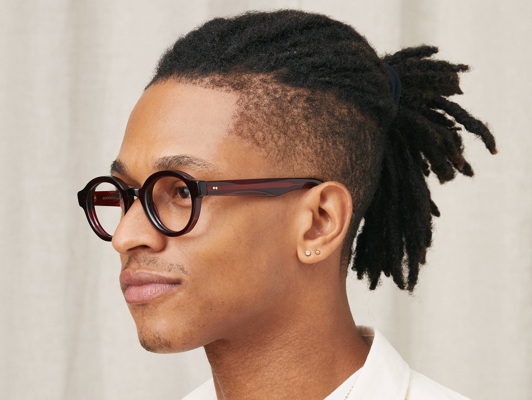 Model is wearing The GREPS in size 44 in Burgundy Model is wearing The GREPS in size 44 in Burgundy