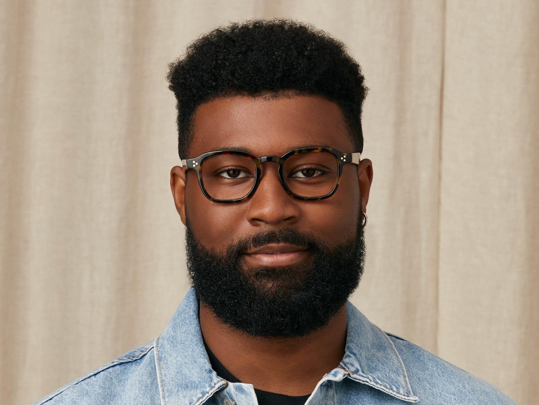 Model is wearing The MOMZA in size 49 in Tortoise Model is wearing The MOMZA in size 49 in Tortoise