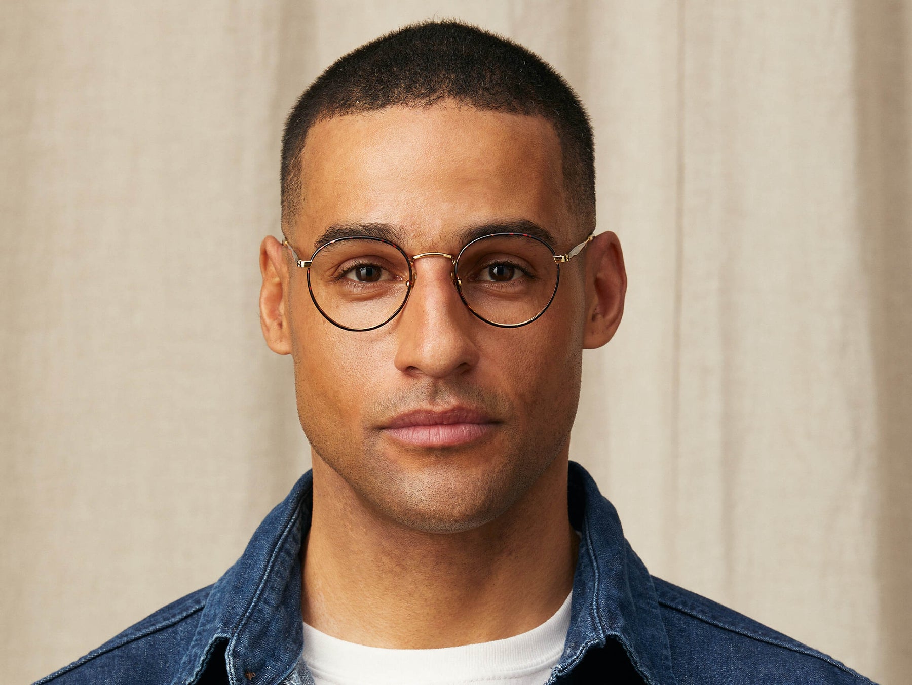 Model is wearing The PITSEL in size 47 in Tortoise/Gold Model is wearing The PITSEL in size 47 in Tortoise/Gold