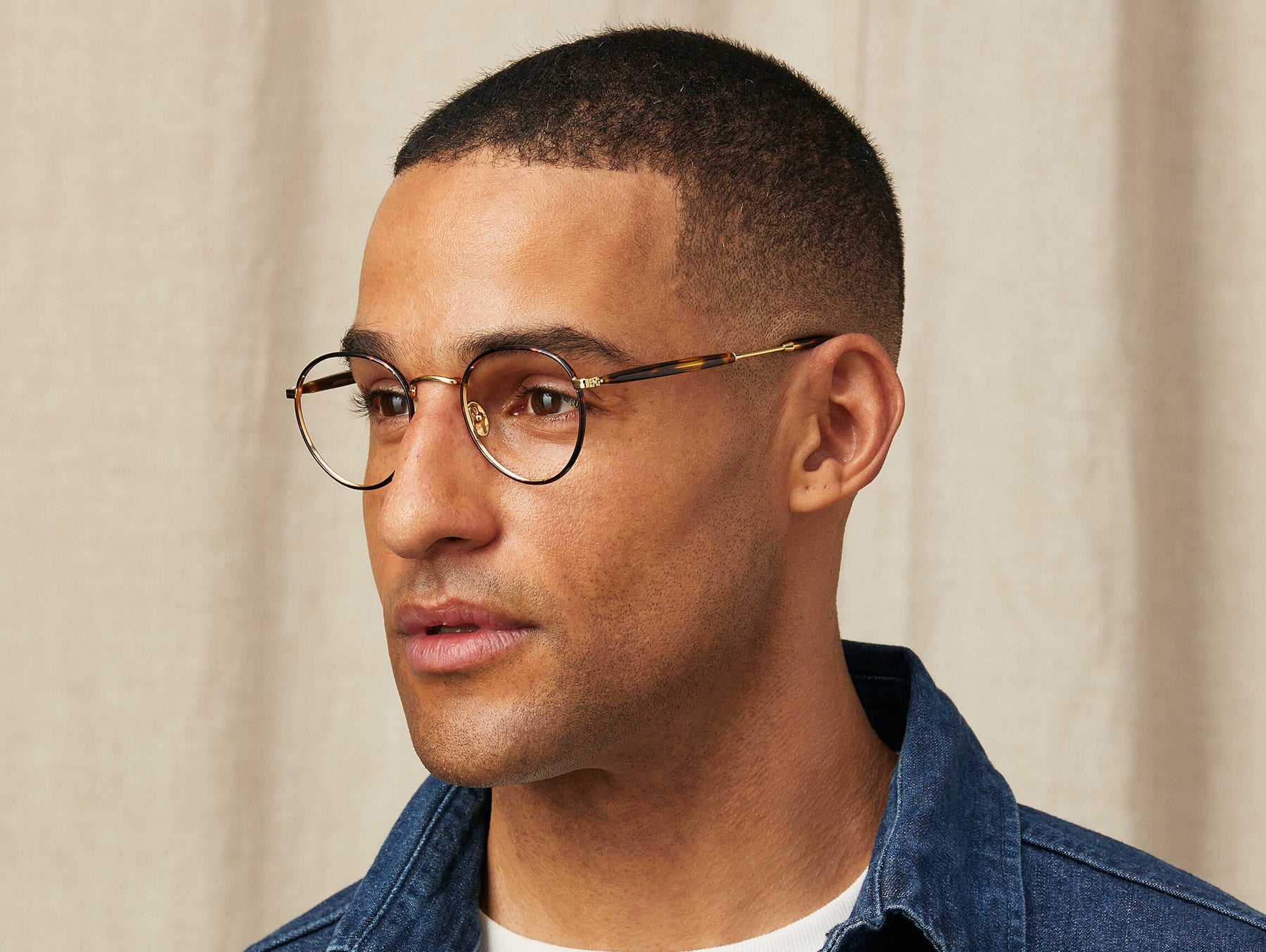 Model is wearing The PITSEL in size 47 in Tortoise/Gold Model is wearing The PITSEL in size 47 in Tortoise/Gold