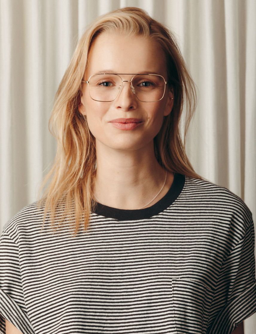 Model is wearing The SHTARKER in size 54 in Gold Model is wearing The SHTARKER in size 54 in Gold