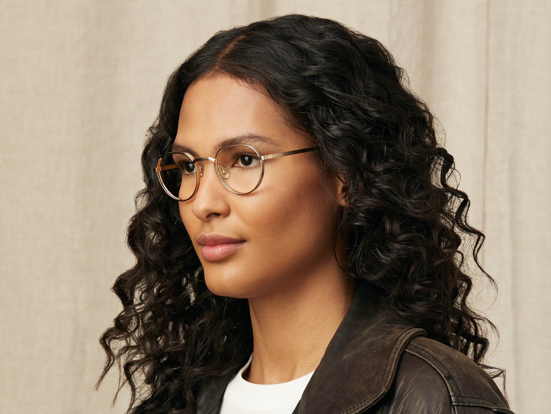 Model is wearing The SMENDRIK in size 48 in Gold Model is wearing The SMENDRIK in size 48 in Gold