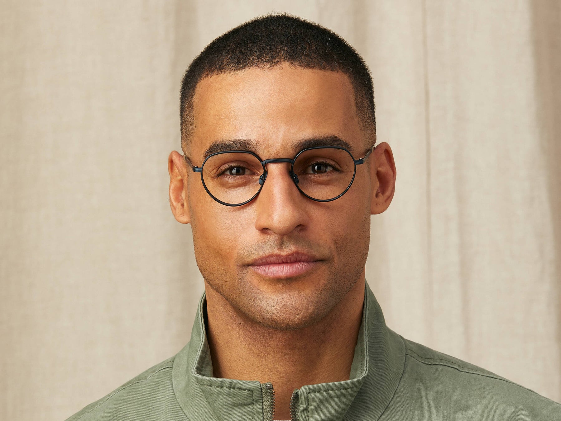 Model is wearing The SMENDRIK in size 48 in Navy Model is wearing The SMENDRIK in size 48 in Navy