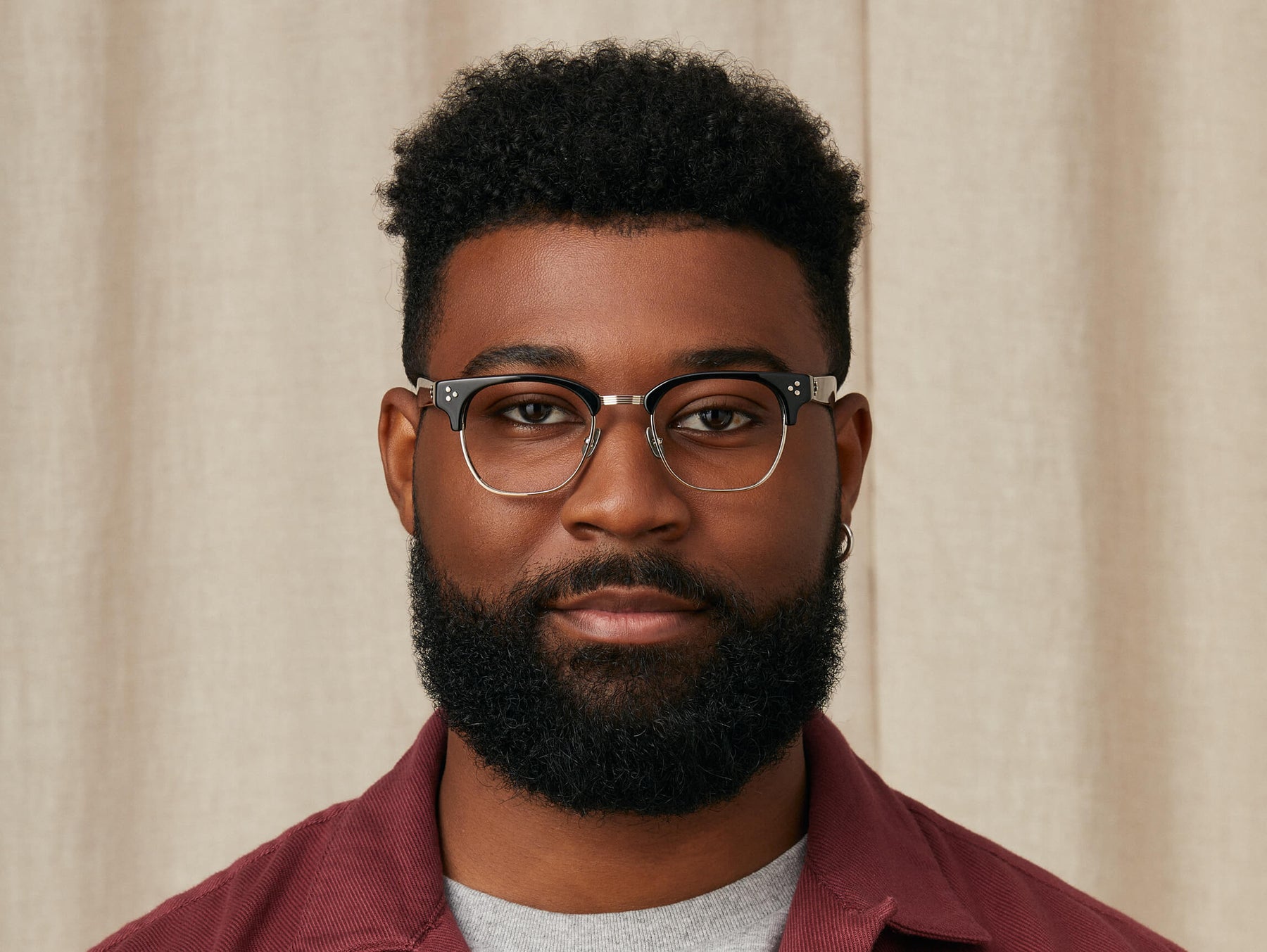 Model is wearing The TINIF in size 48 in Black/Silver Model is wearing The TINIF in size 48 in Black/Silver