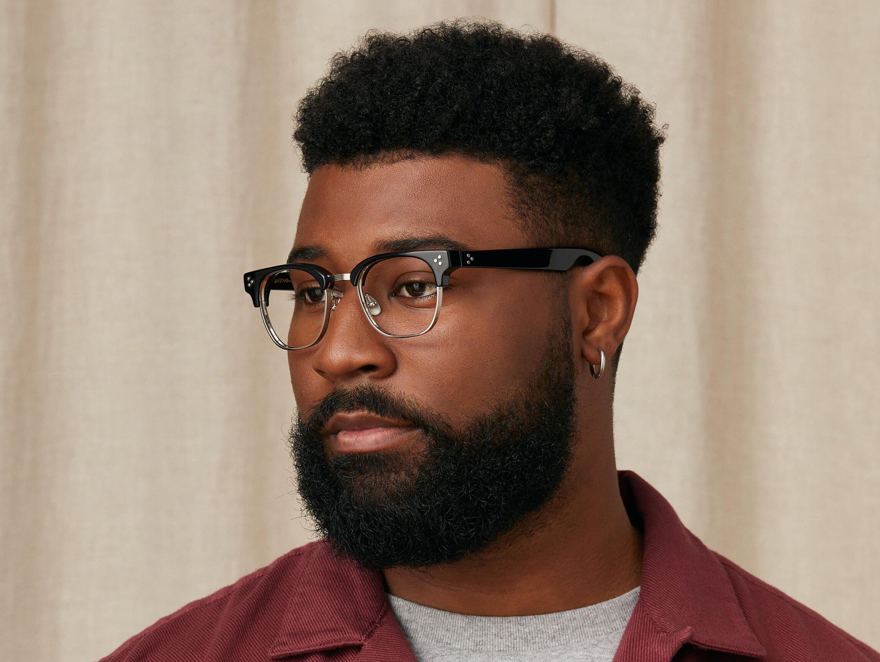 Model is wearing The TINIF in size 48 in Black/Silver Model is wearing The TINIF in size 48 in Black/Silver