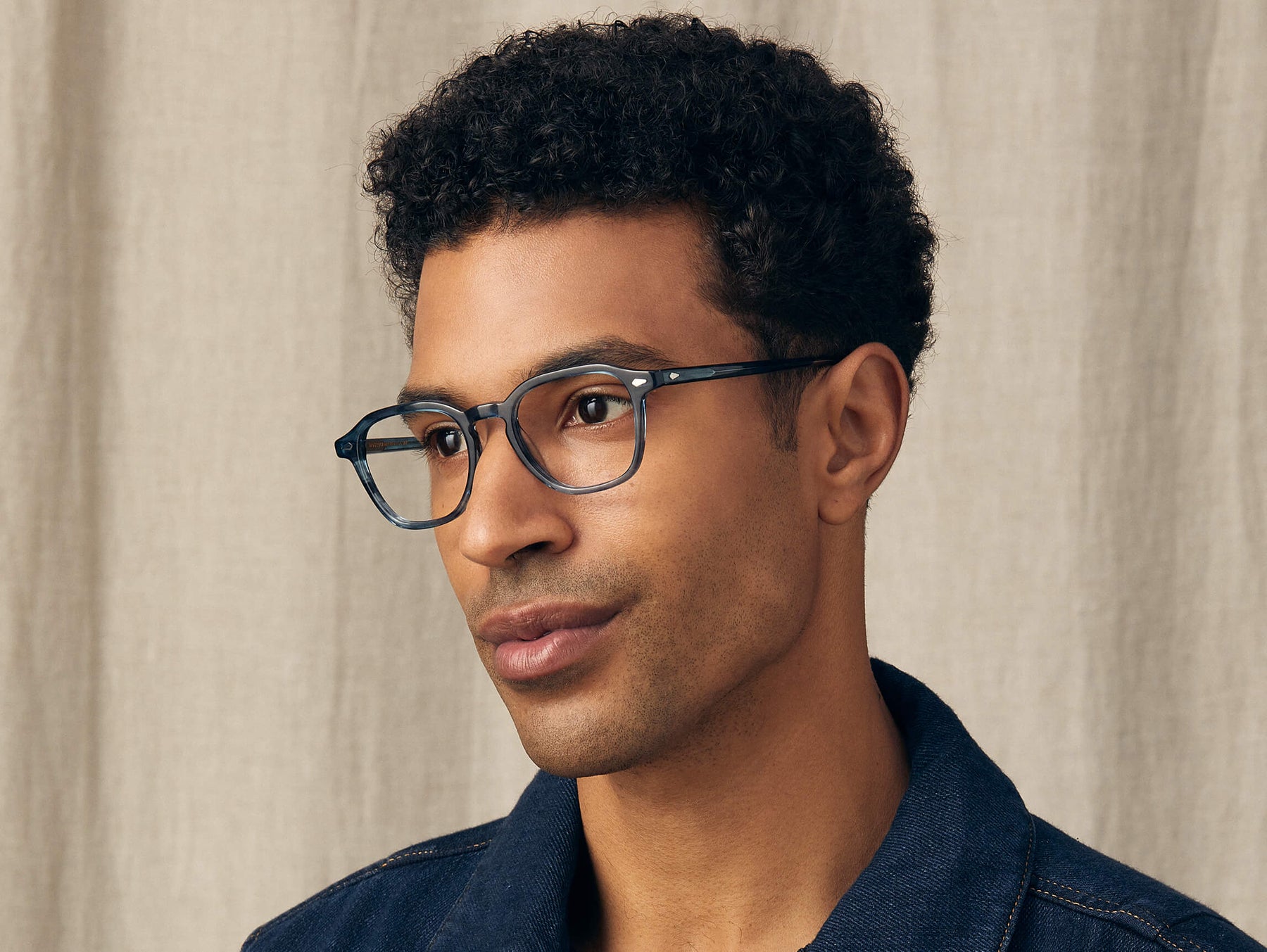 Model is wearing The VANTZ in size 47 in Ink Model is wearing The VANTZ in size 47 in Ink