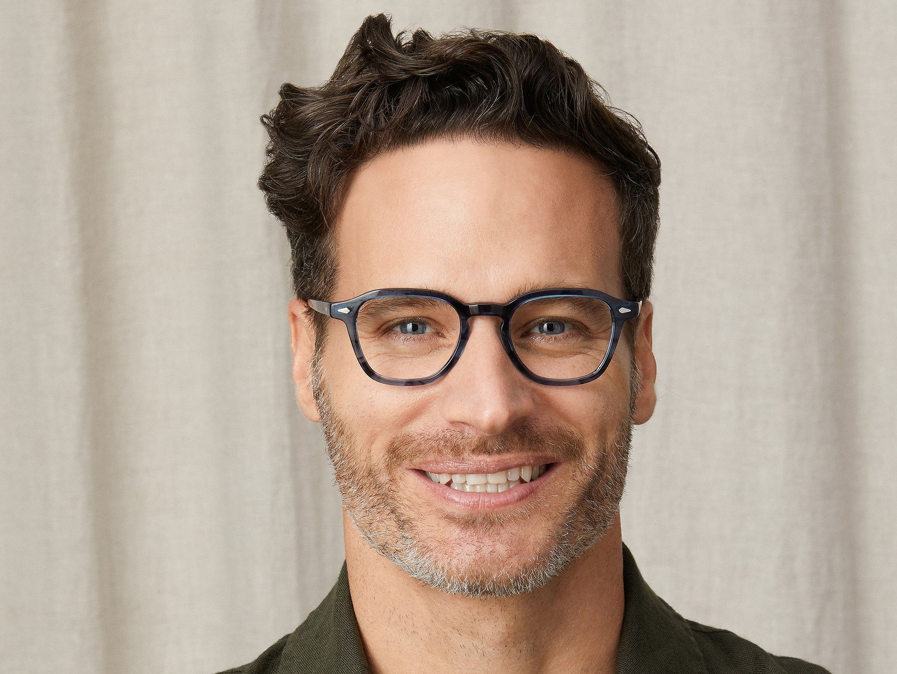 Model is wearing The VANTZ in size 47 in Ink Model is wearing The VANTZ in size 47 in Ink