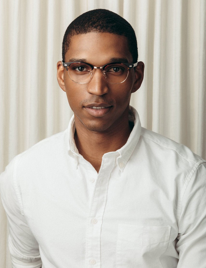 Model is wearing The YUKEL in size 48 in Burnt Tortoise/Gold Model is wearing The YUKEL in size 48 in Burnt Tortoise/Gold