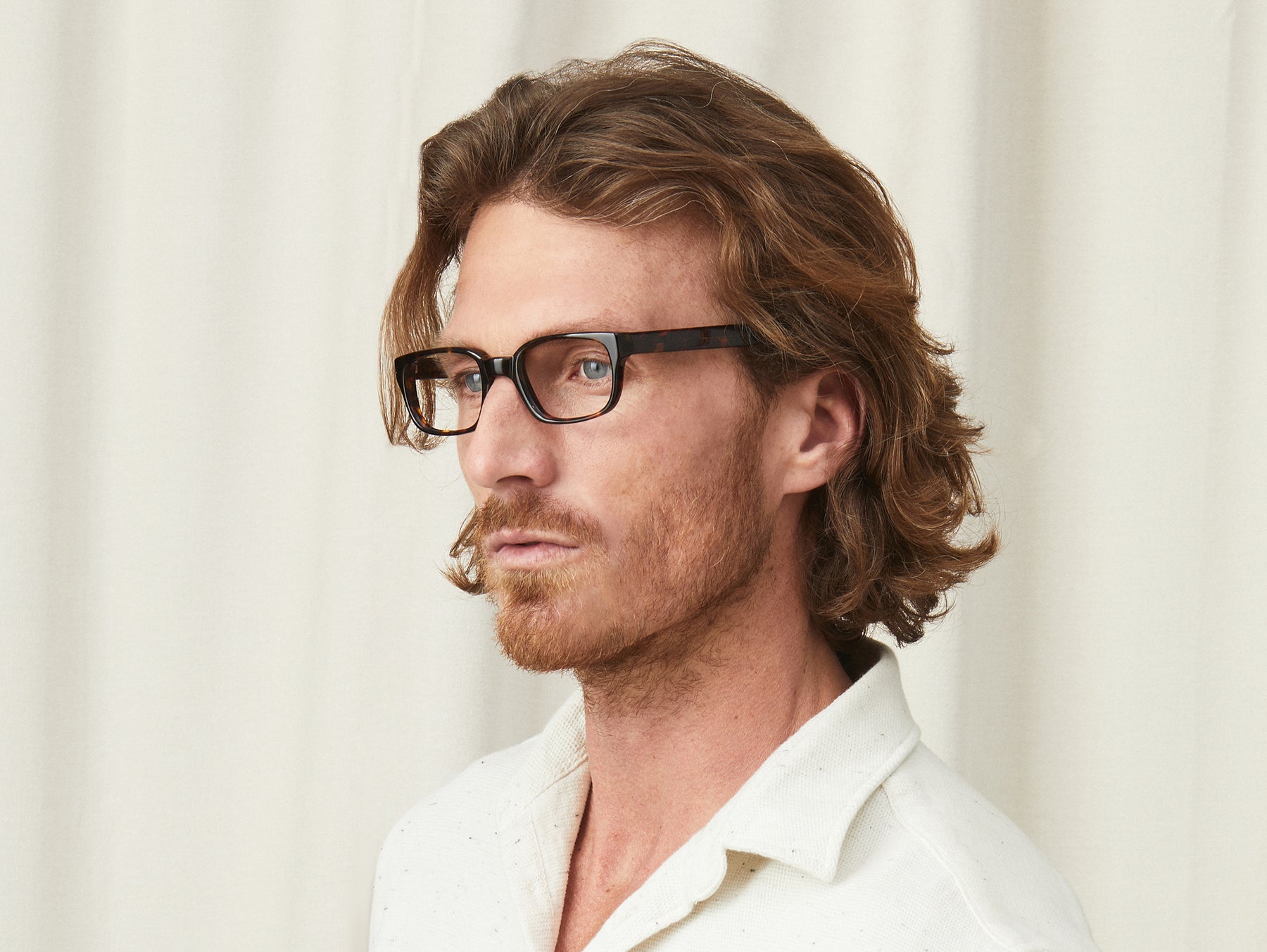 Model is wearing The ZELIG in size 48 in Tortoise Model is wearing The ZELIG in size 48 in Tortoise