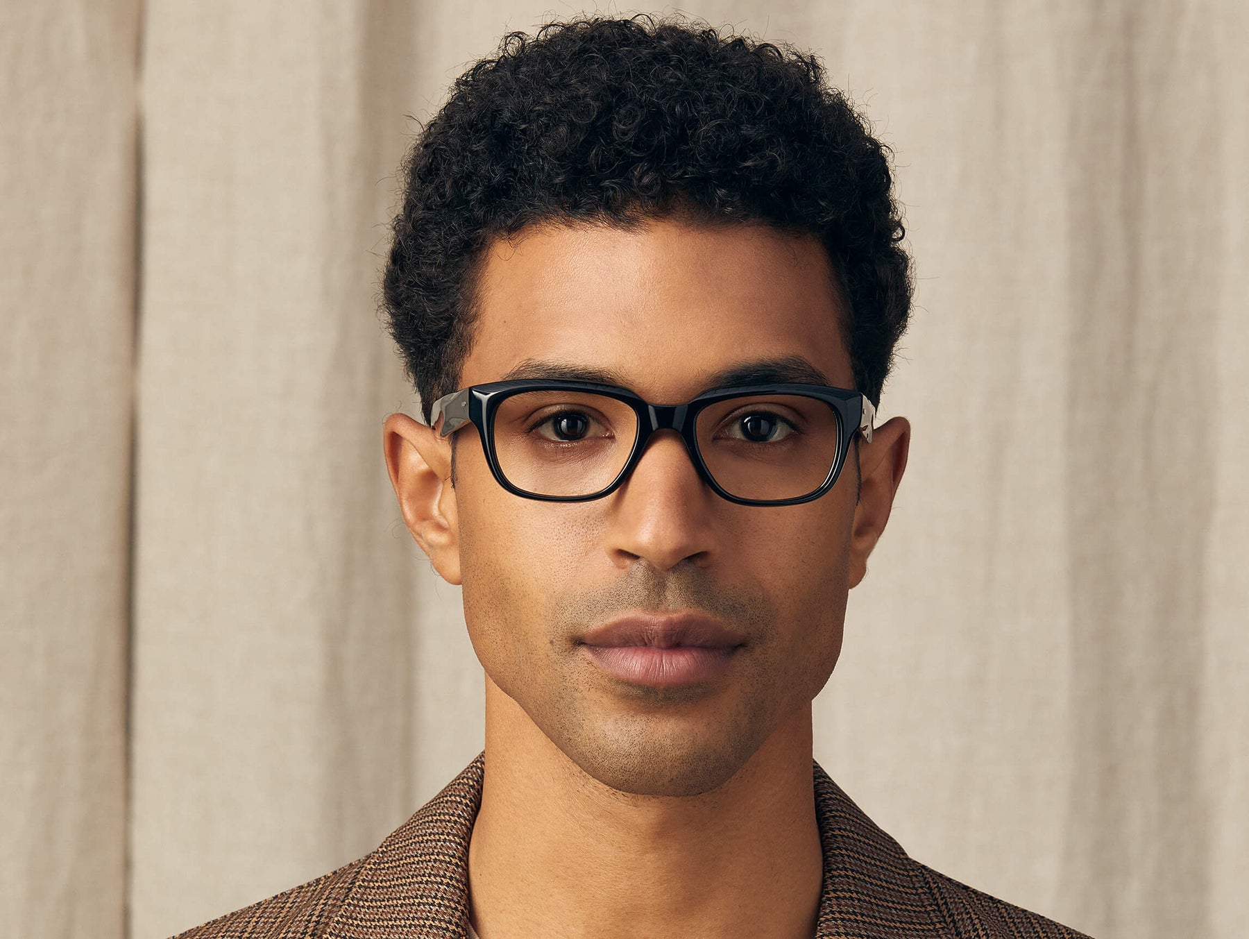 Model is wearing The ZINDIK in size 51 in Black Model is wearing The ZINDIK in size 51 in Black