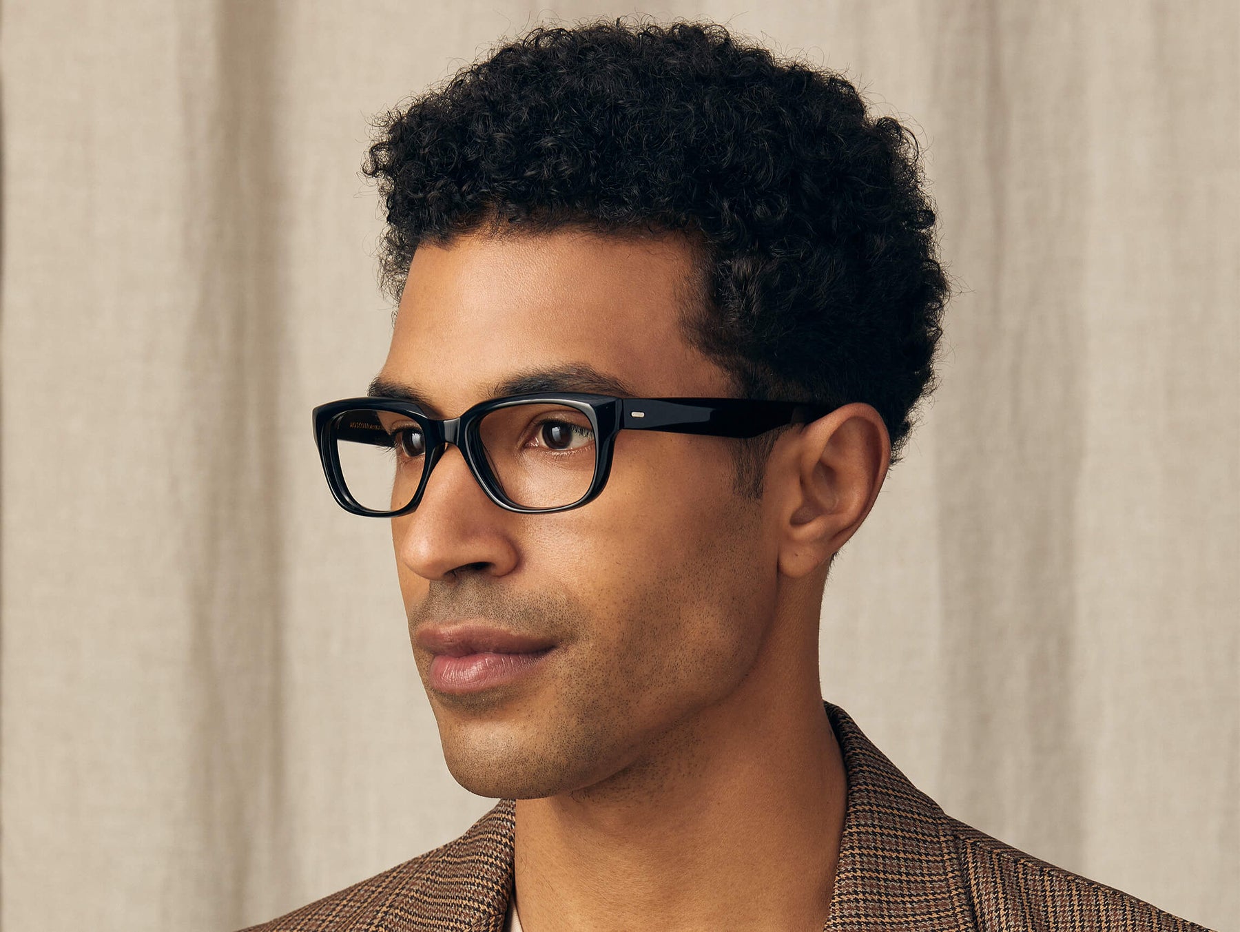 Model is wearing The ZINDIK in size 51 in Black Model is wearing The ZINDIK in size 51 in Black