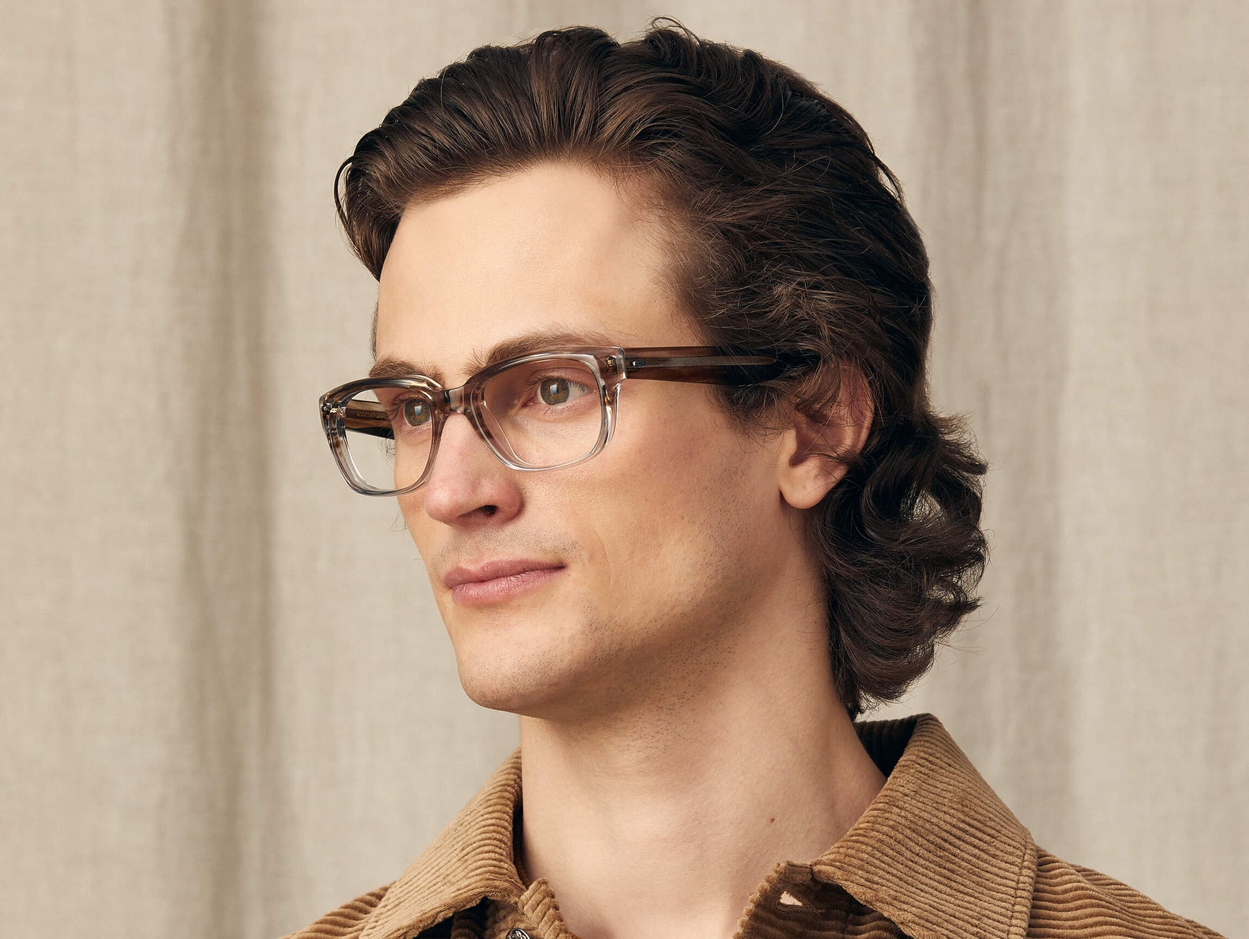 Model is wearing The ZINDIK in size 51 in Brown Smoke Model is wearing The ZINDIK in size 51 in Brown Smoke