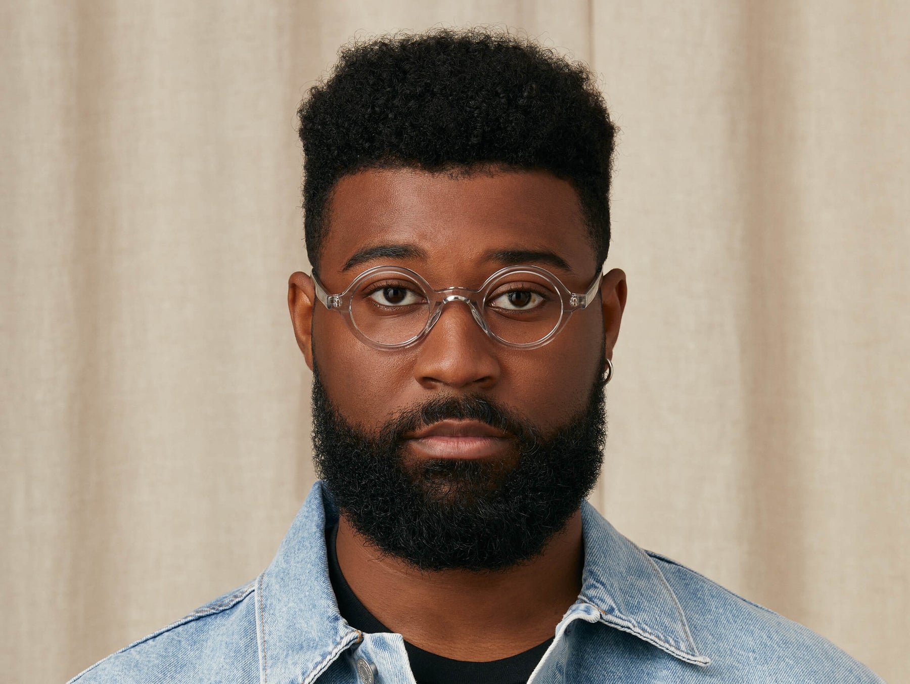 Model is wearing The ZOLMAN in size 42 in Light Grey Model is wearing The ZOLMAN in size 42 in Light Grey