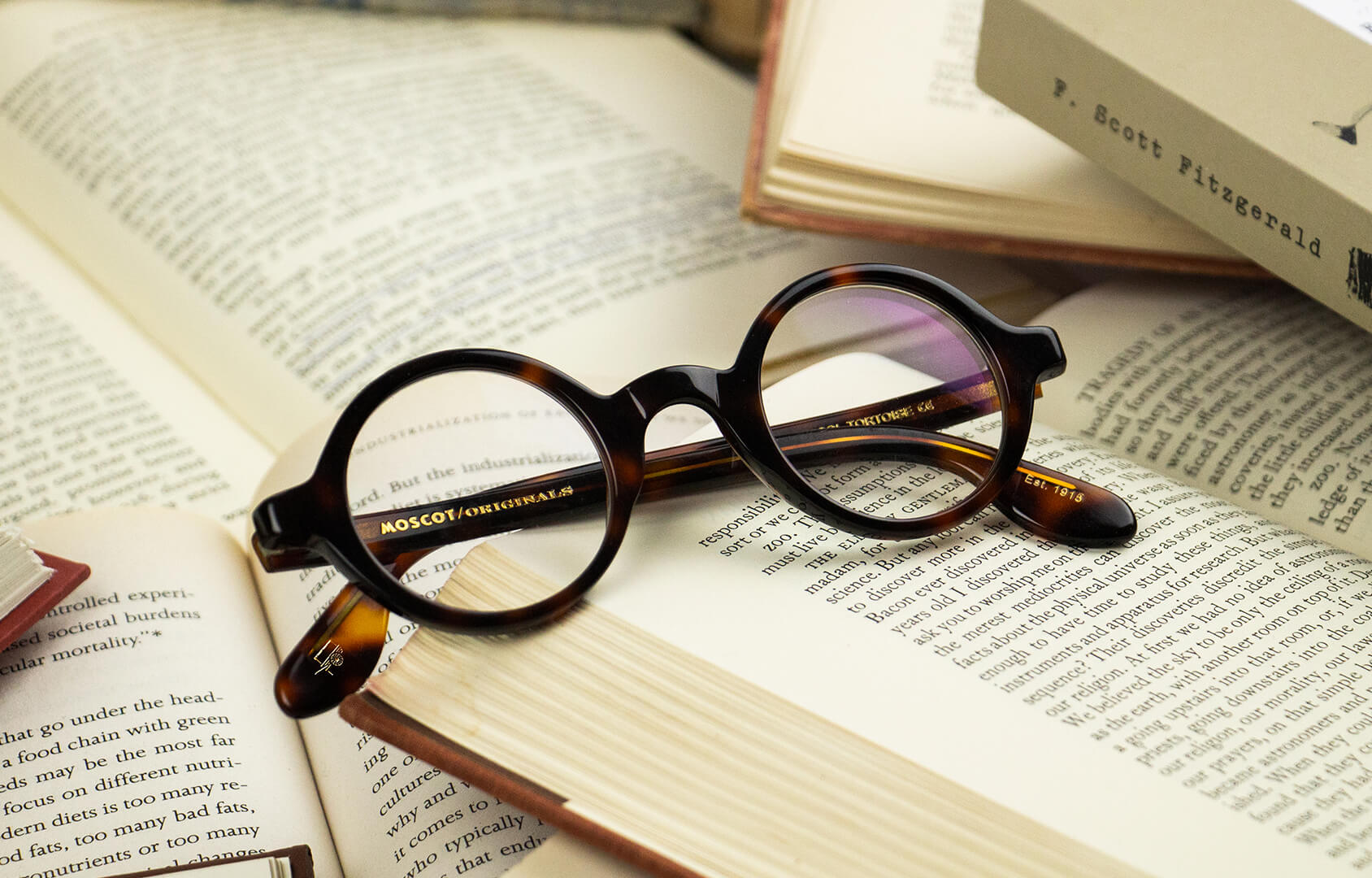 THE ROUND GLASSES TREND: WHY CIRCULAR FRAMES ARE LEADING EYEWEAR FASHION IN 2025