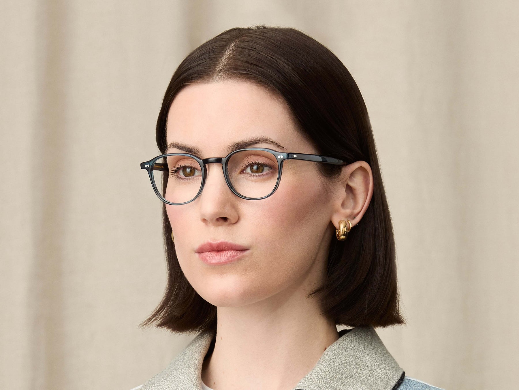 Model is wearing The ARTHUR in size 48 in Ink