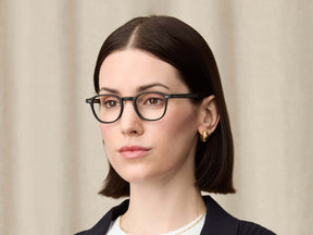 Model is wearing The ARTHUR in size 45 in Matte Black