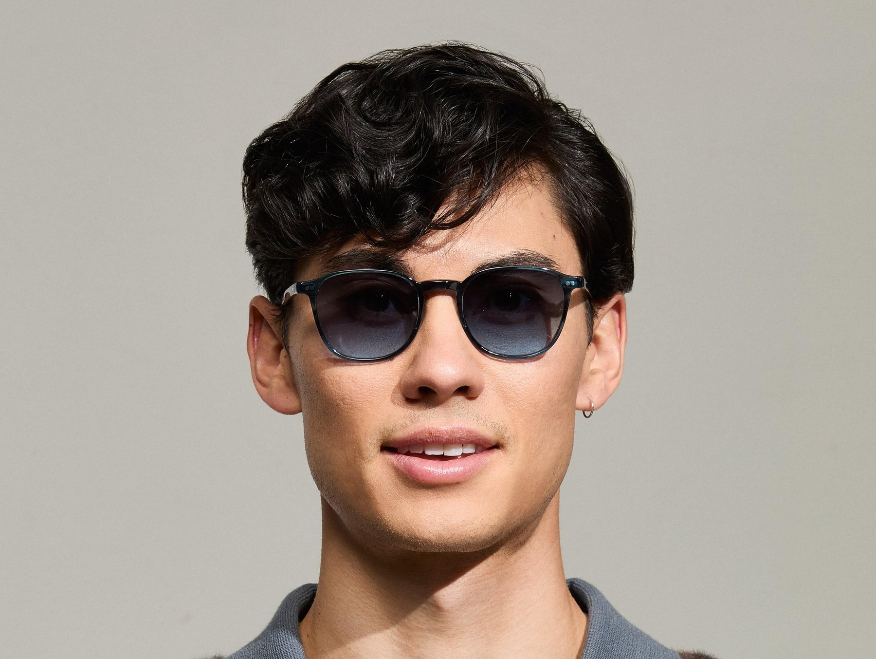 Model is wearing The ARTHUR SUN in Ink in size 51 with Denim Blue Tinted Lenses