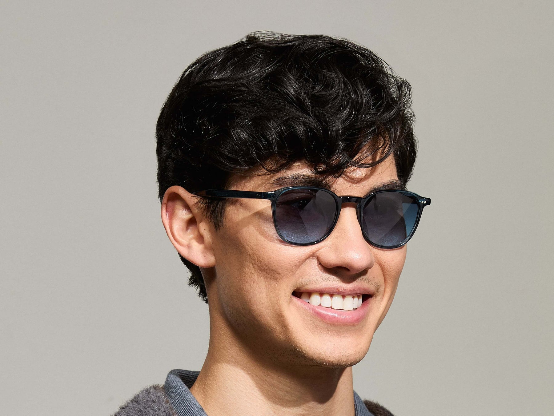 Model is wearing The ARTHUR SUN in Ink in size 51 with Denim Blue Tinted Lenses