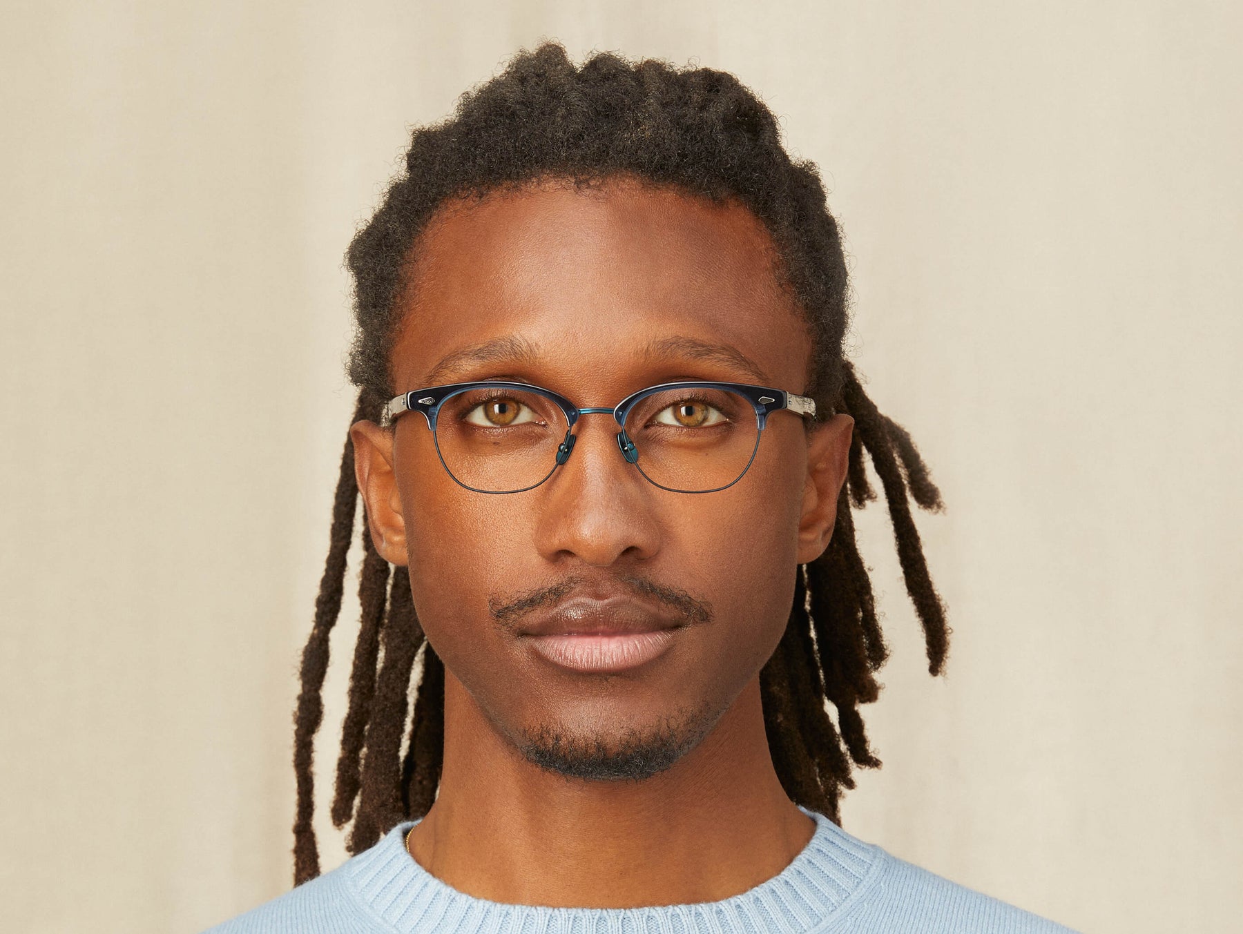 Model is wearing The AYGEN in size 48 in Navy