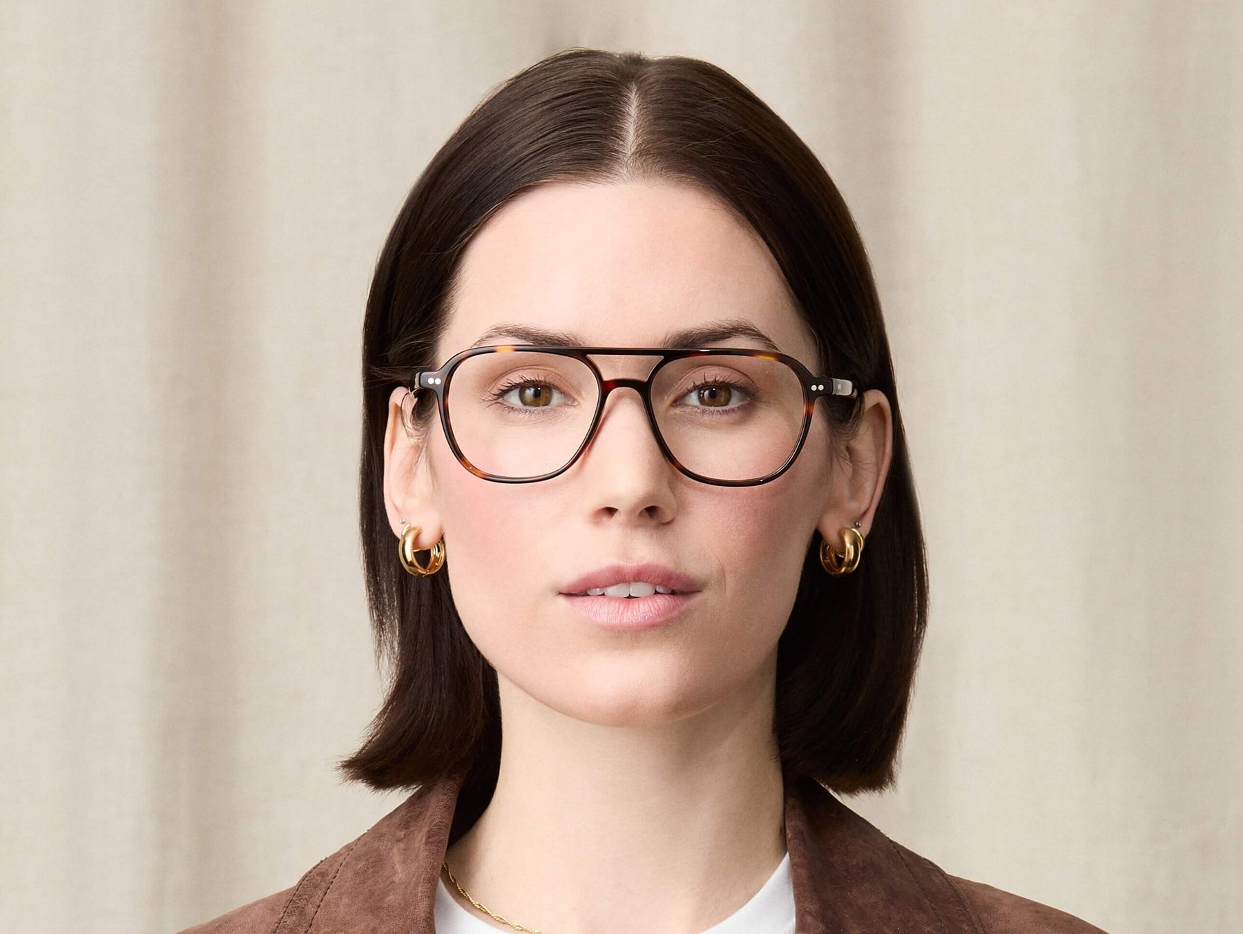 Model is wearing The BJORN in size 55 in Burnt Tortoise