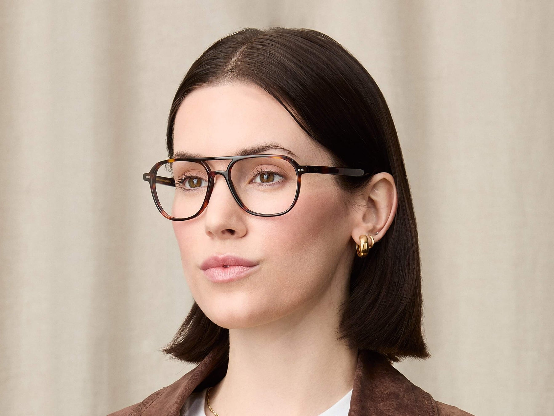Model is wearing The BJORN in size 55 in Burnt Tortoise