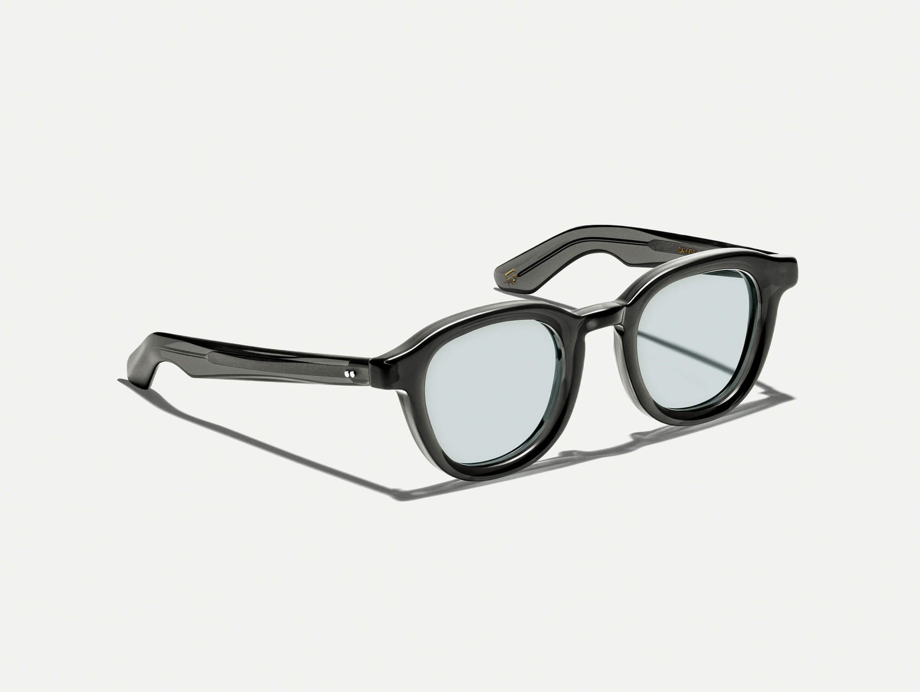 The DAHVEN in Grey with BLUE+ Tint