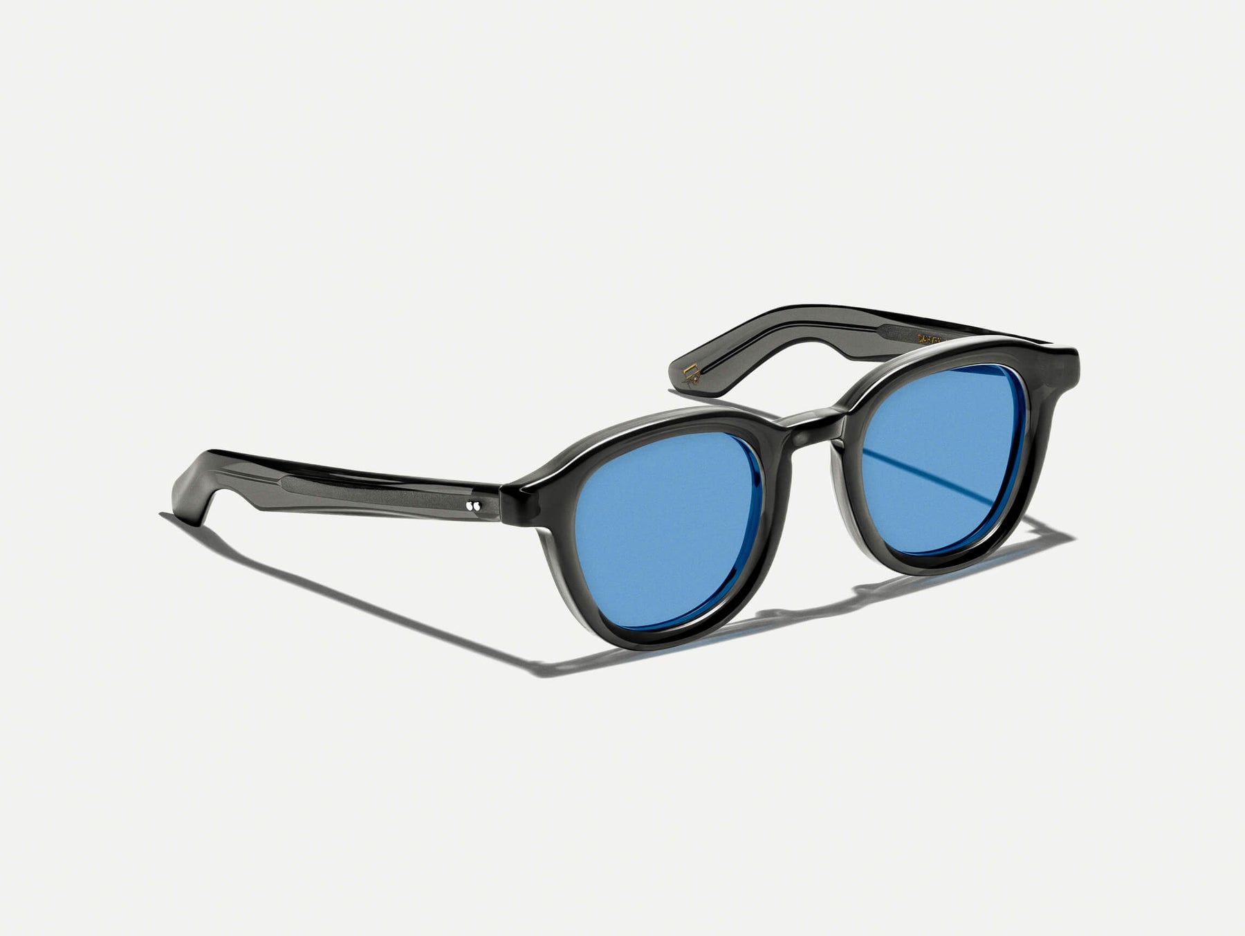The DAHVEN in Grey with BLUE+ Tint