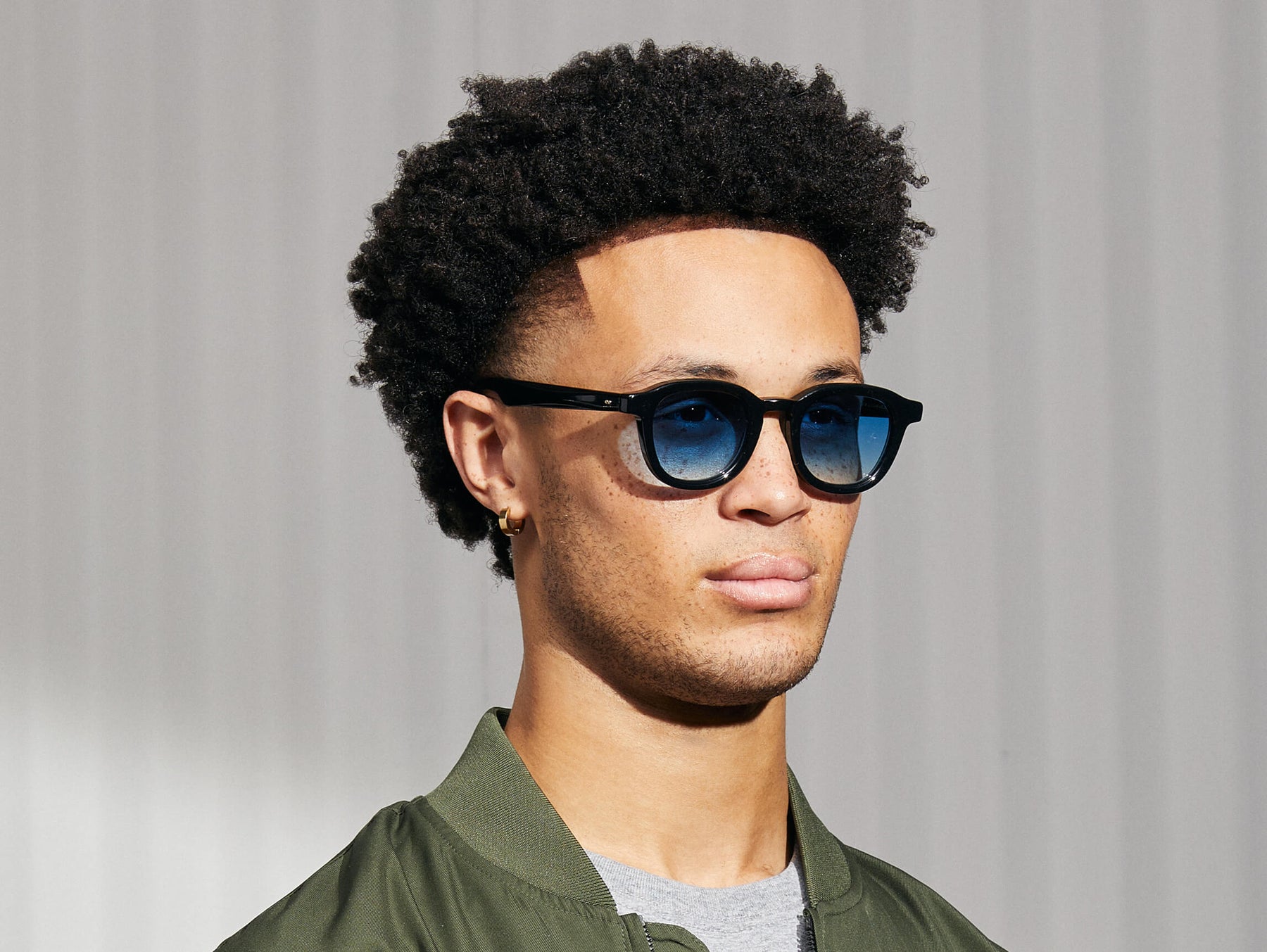 Model is wearing The DAHVEN in Black in size 47 with Broadway Blue Fade Tinted Lenses