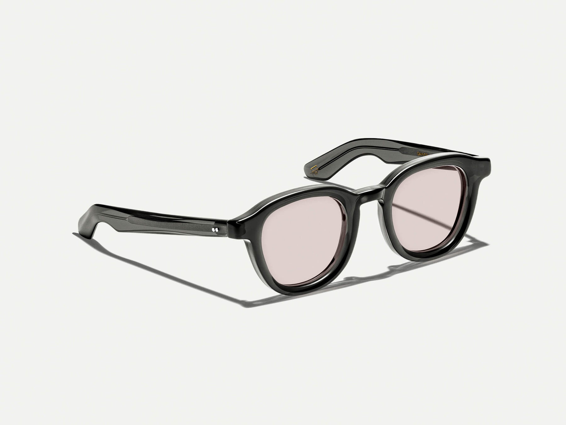 The DAHVEN in Grey with ROSE+ Tint