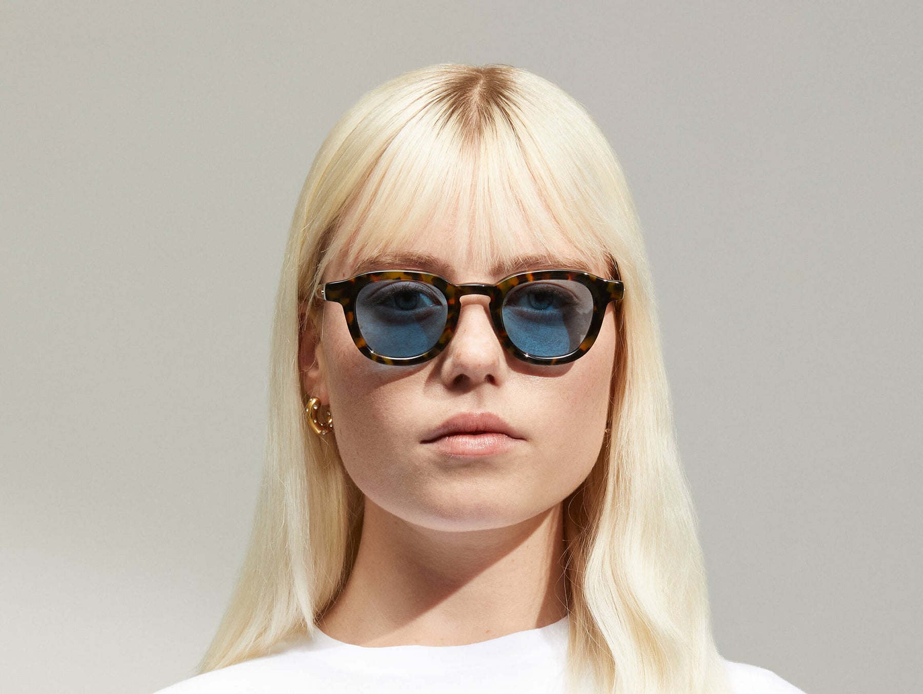 Model is wearing The DAHVEN in Tortoise size 44 with BLUE+ Tinted Lenses