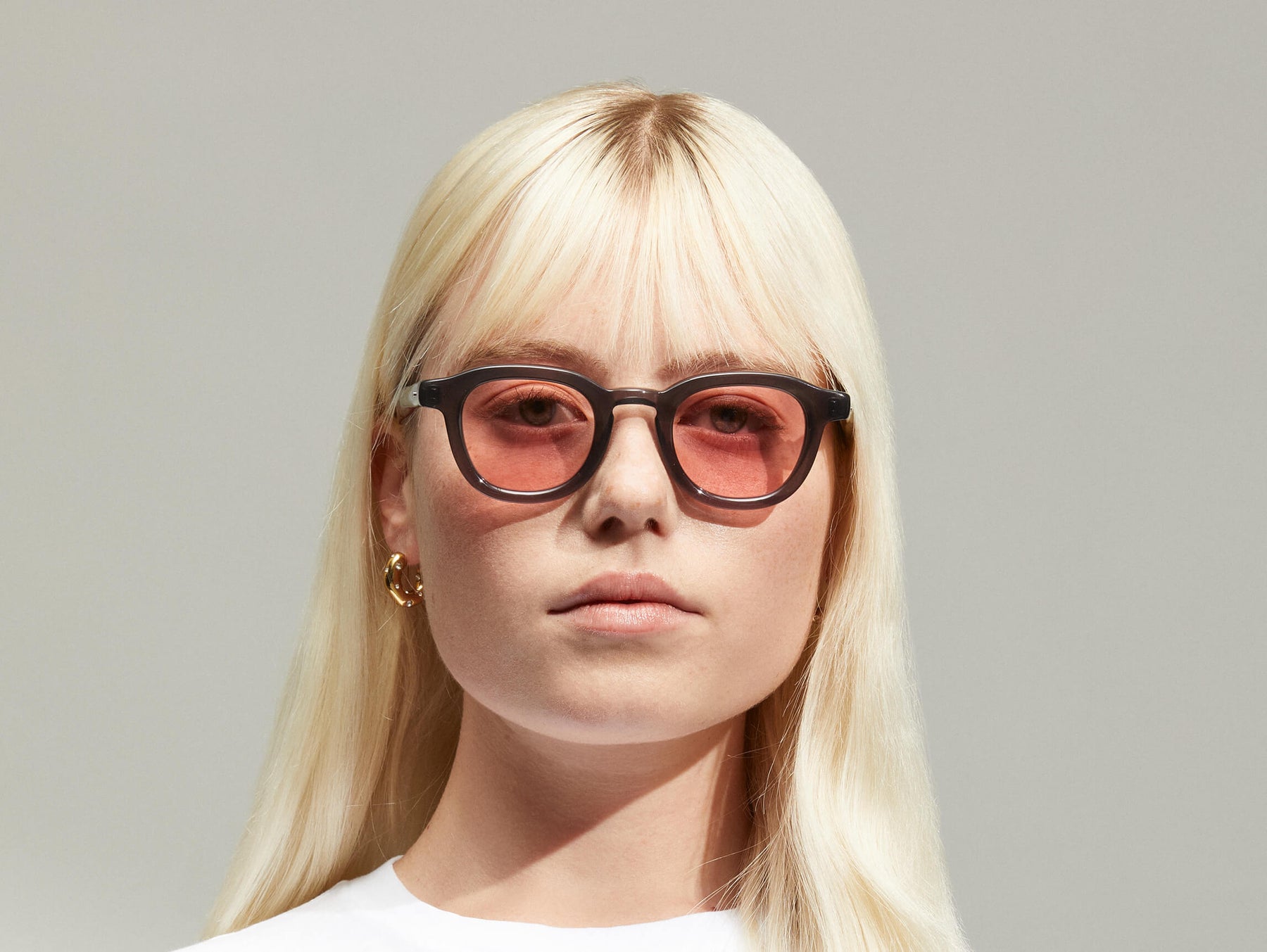 Model is wearing The DAHVEN in Grey size 44 with ROSE+ Tinted Lenses