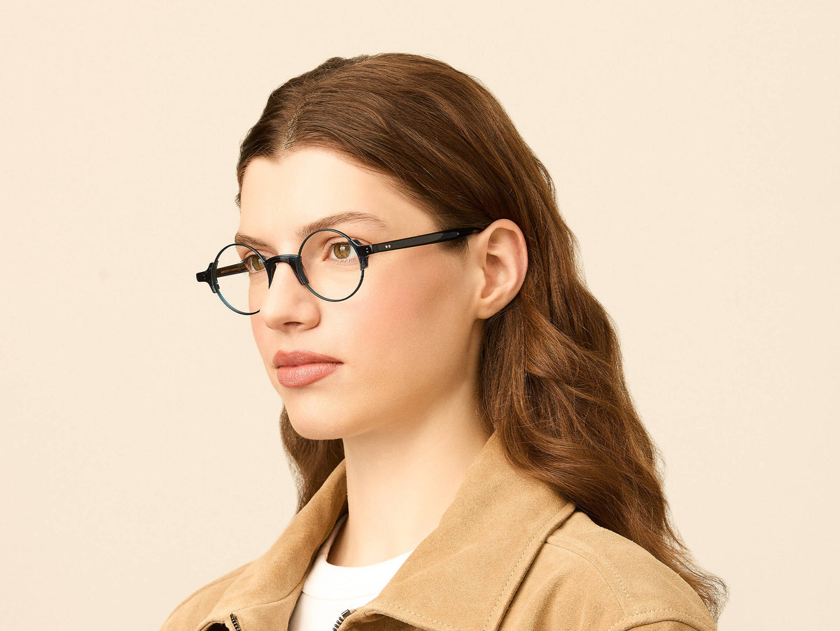 Model is wearing The DIBBIK in size 45 in Navy