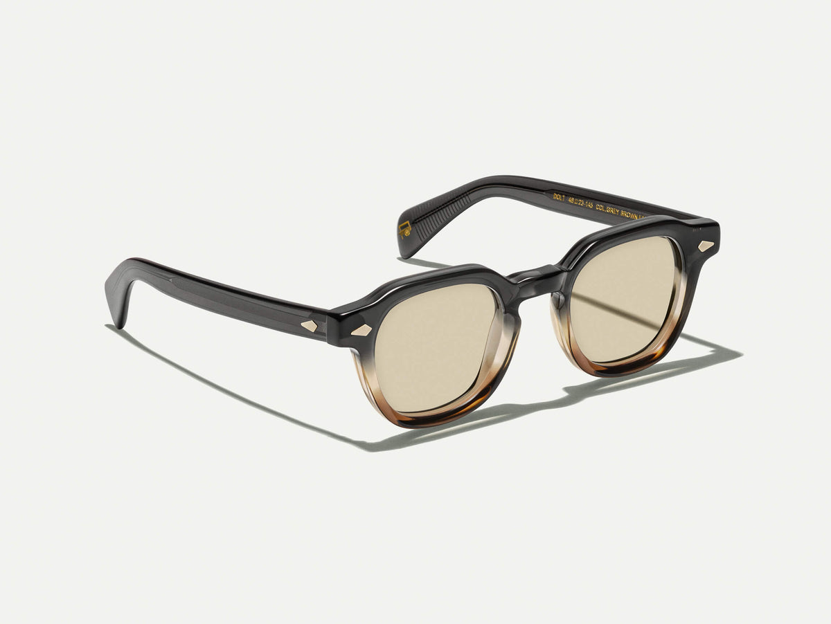 Le DOLT en Grey-Brown Fade avec des verres AMBER+