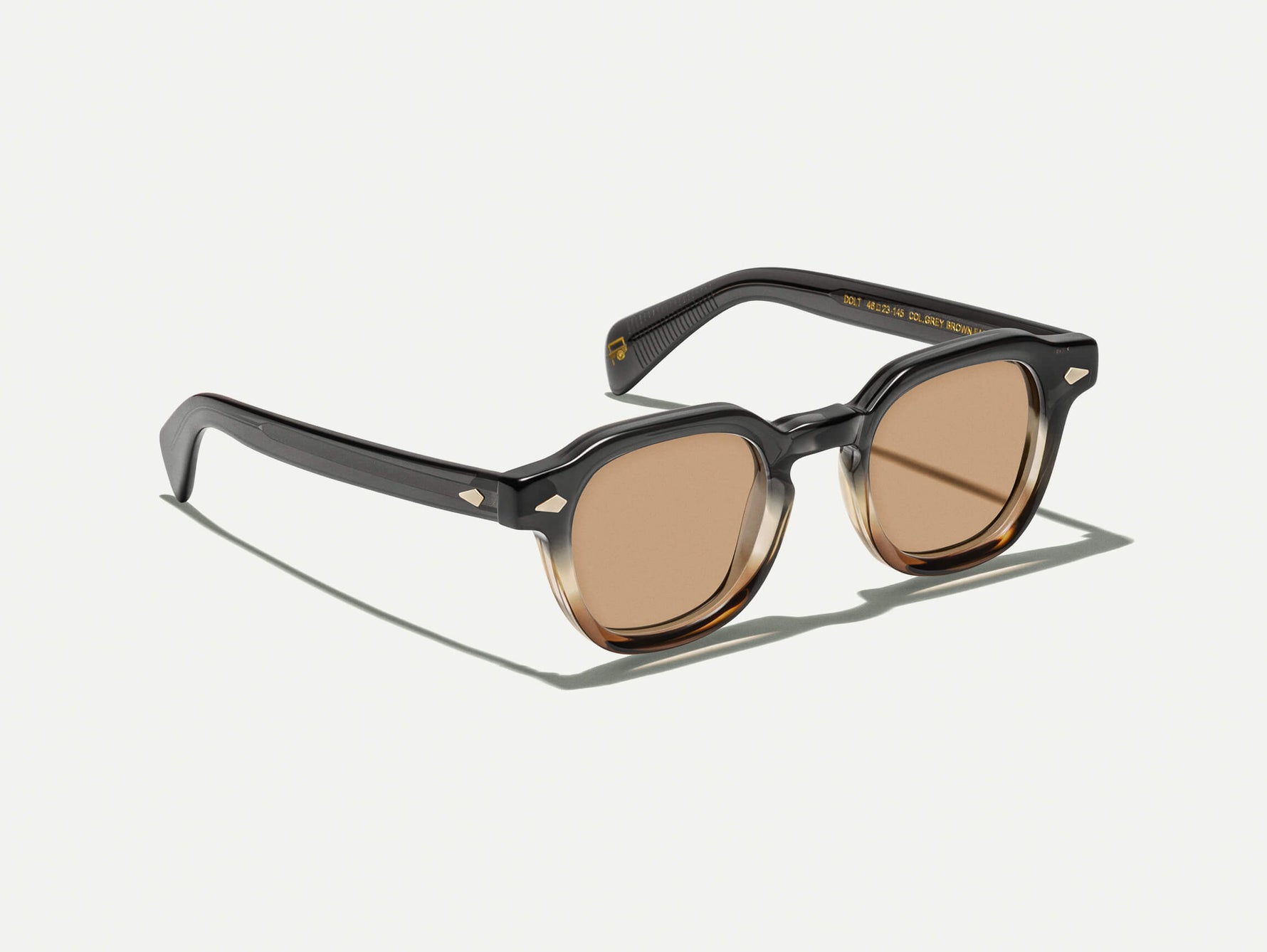 Le DOLT en Grey-Brown Fade avec des verres AMBER+