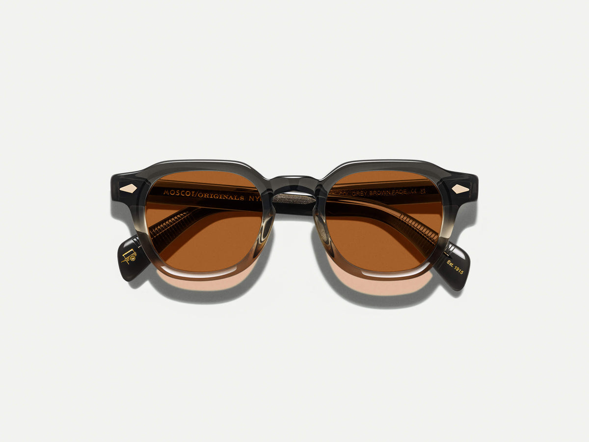 Le DOLT en Grey-Brown Fade avec des verres AMBER+