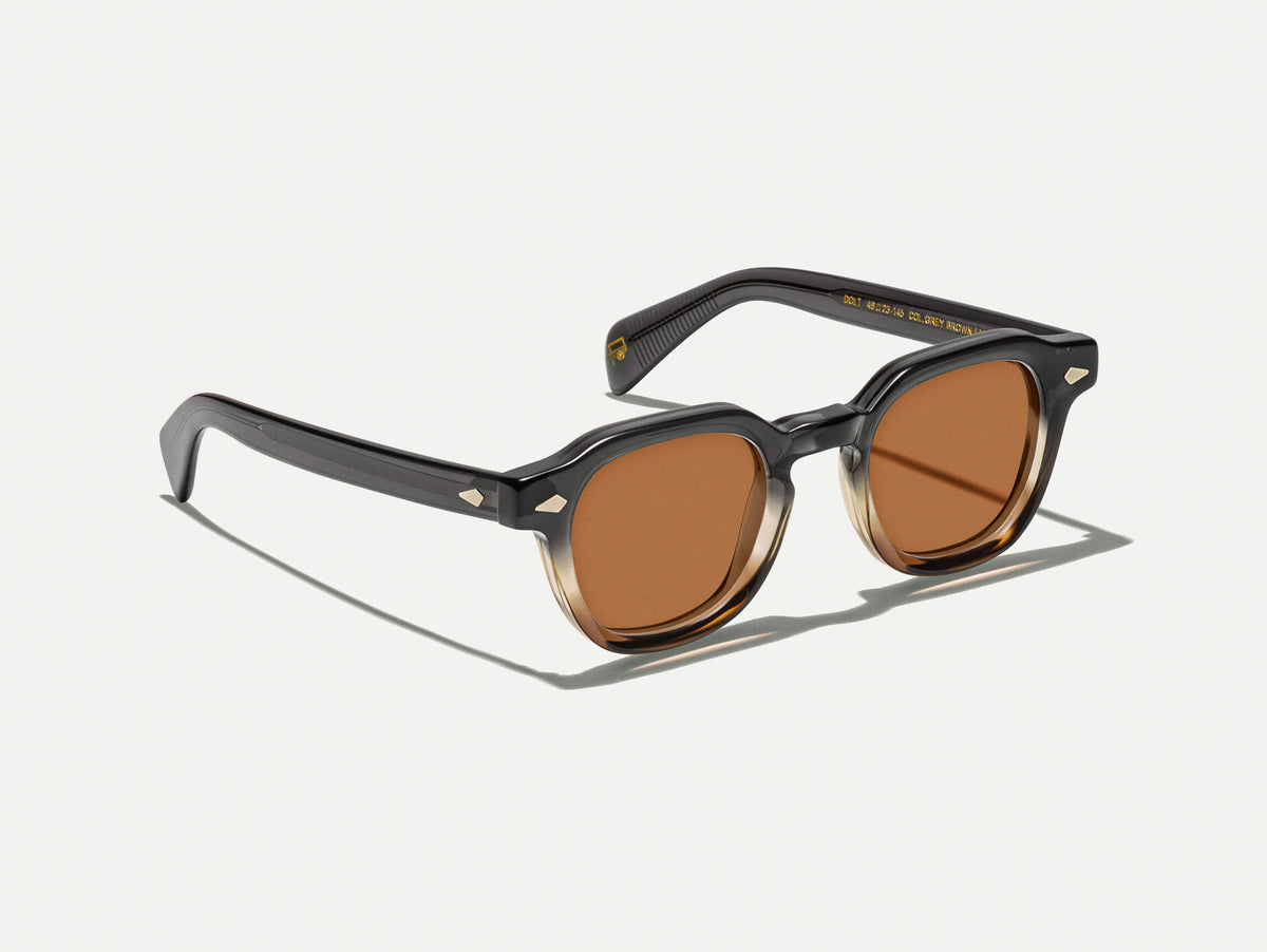Le DOLT en Grey-Brown Fade avec des verres AMBER+