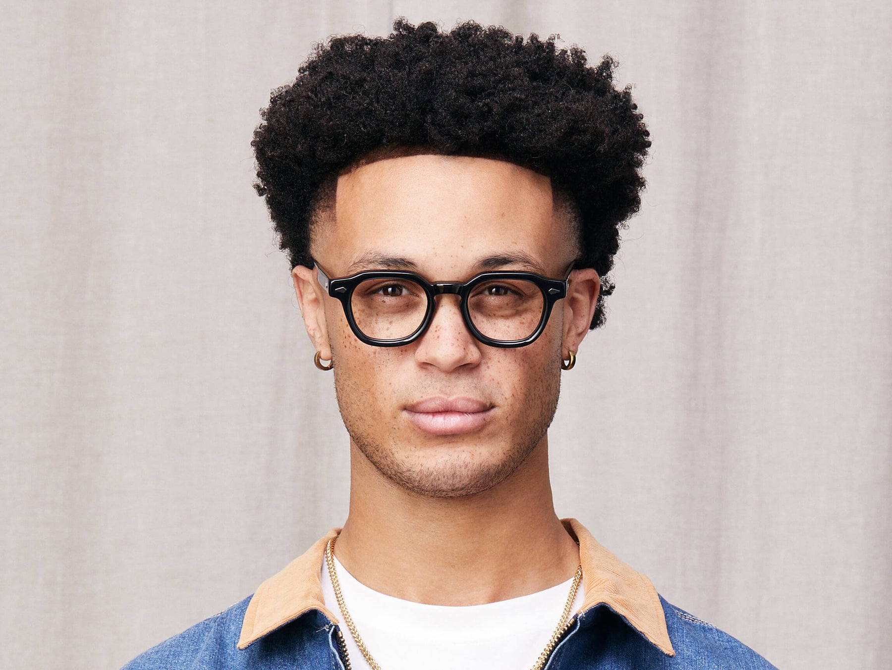 Model is wearing The DOLT in size 46 in Black