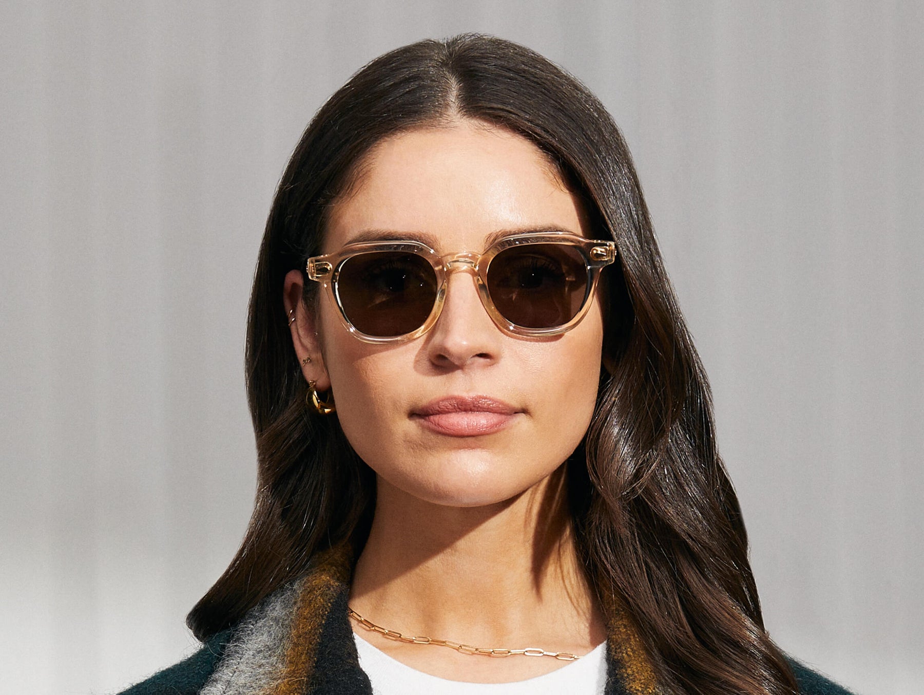 Model is wearing The DOLT SUN in Flesh/Tortoise in size 46 with G-15 Glass Lenses