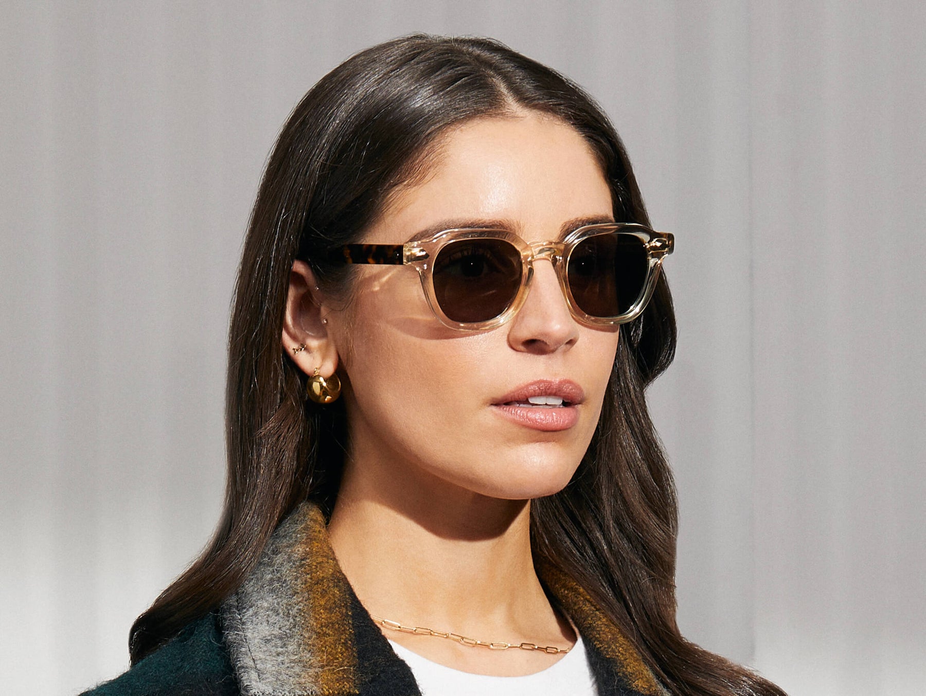 Model is wearing The DOLT SUN in Flesh/Tortoise in size 46 with G-15 Glass Lenses