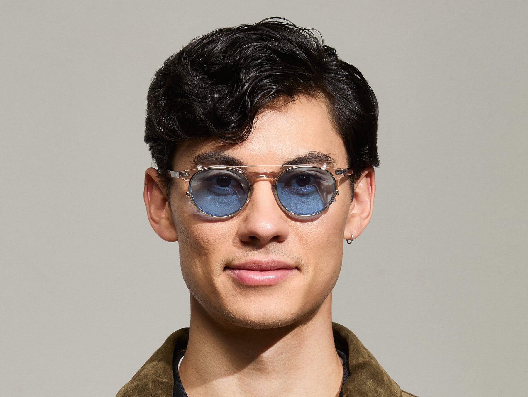 Model is wearing The FRANKIE CLIP in Gold in size 48 with Celebrity Blue Tinted Lenses