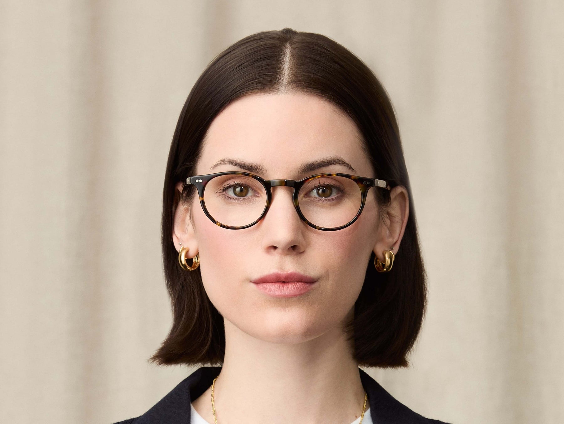 Model is wearing The FRANKIE in size 48 in Tortoise