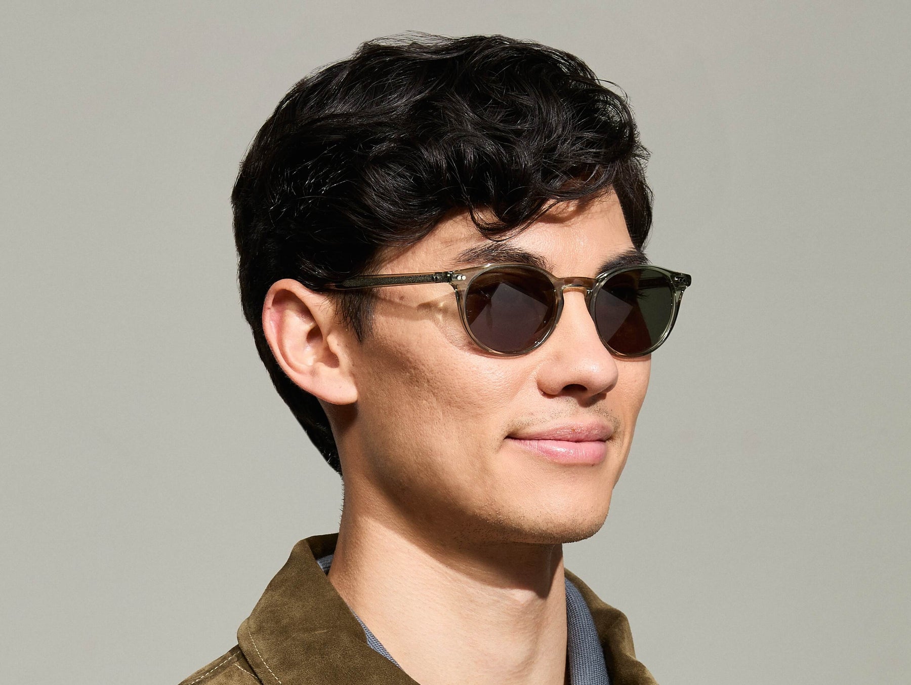 Model is wearing The FRANKIE SUN in Sage in size 51 with G-15 Tinted Lenses