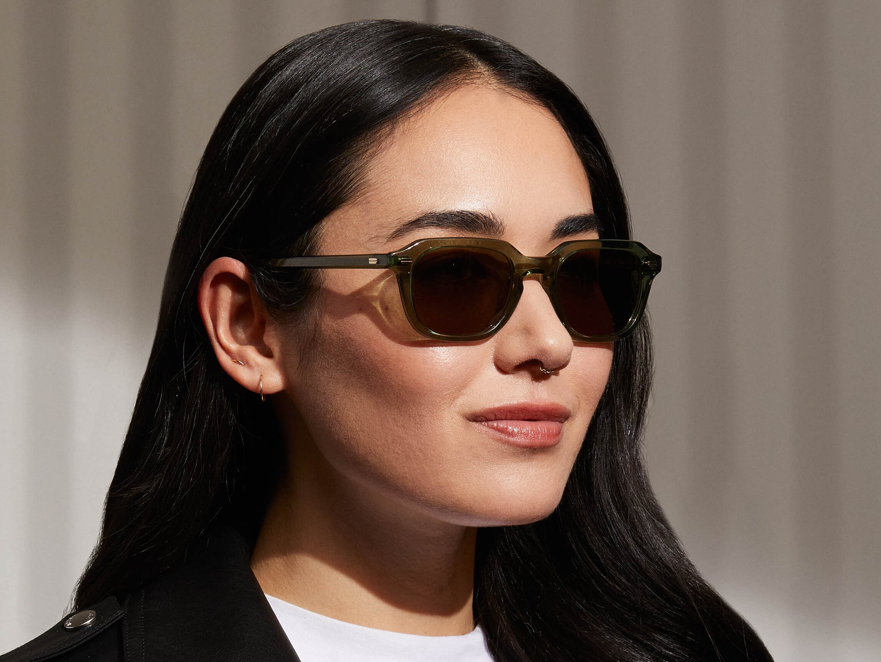Model is wearing The GATKES SUN in Pine in size 49 with Green Lenses