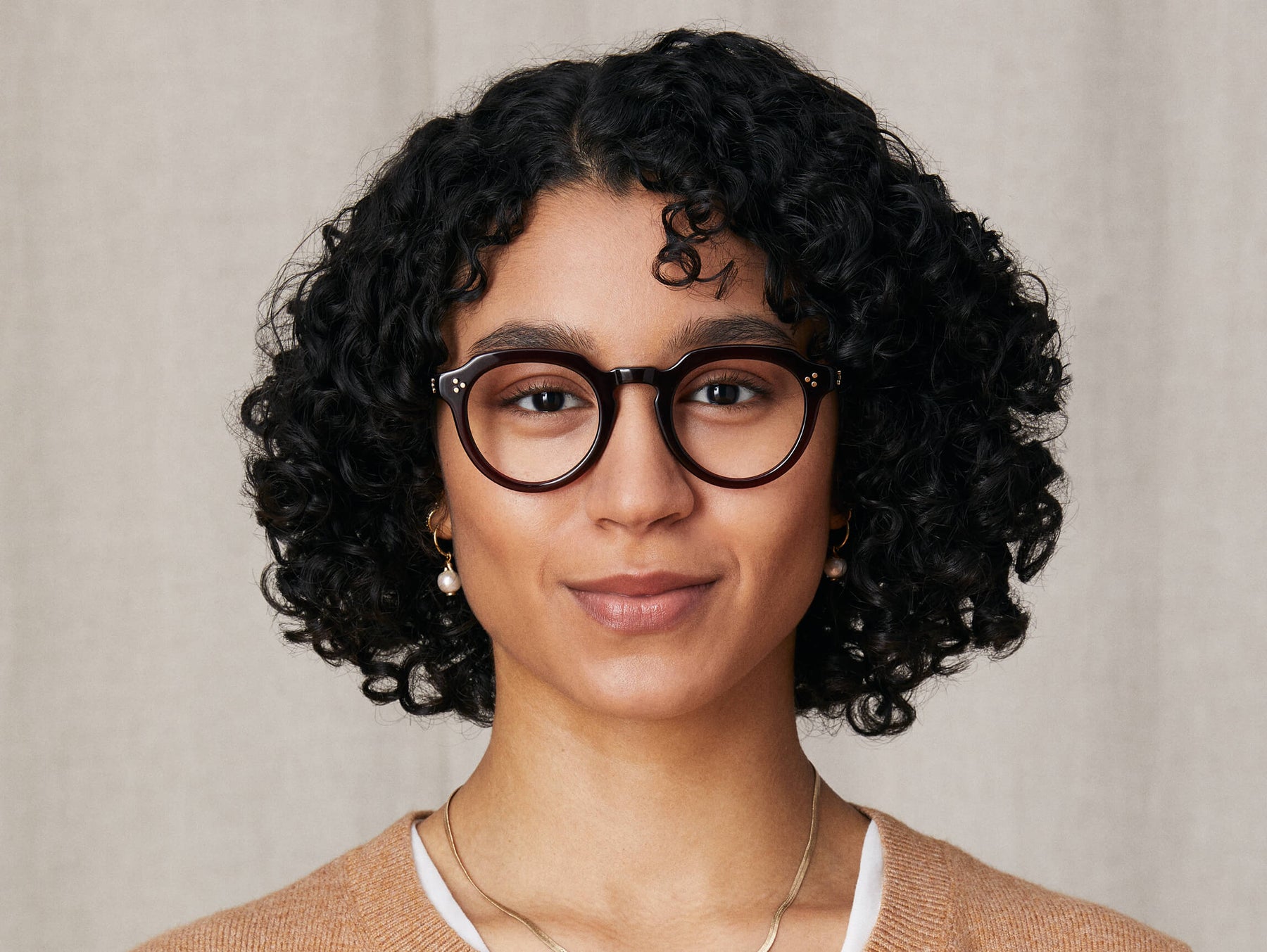 Model is wearing The GAVOLT in size 48 in Burgundy