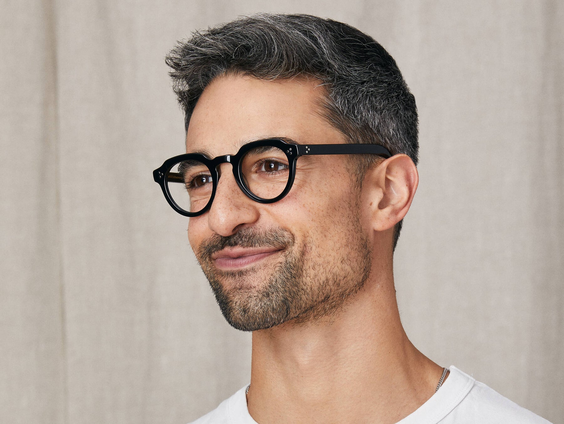 Model is wearing The GAVOLT in size 45 in Black