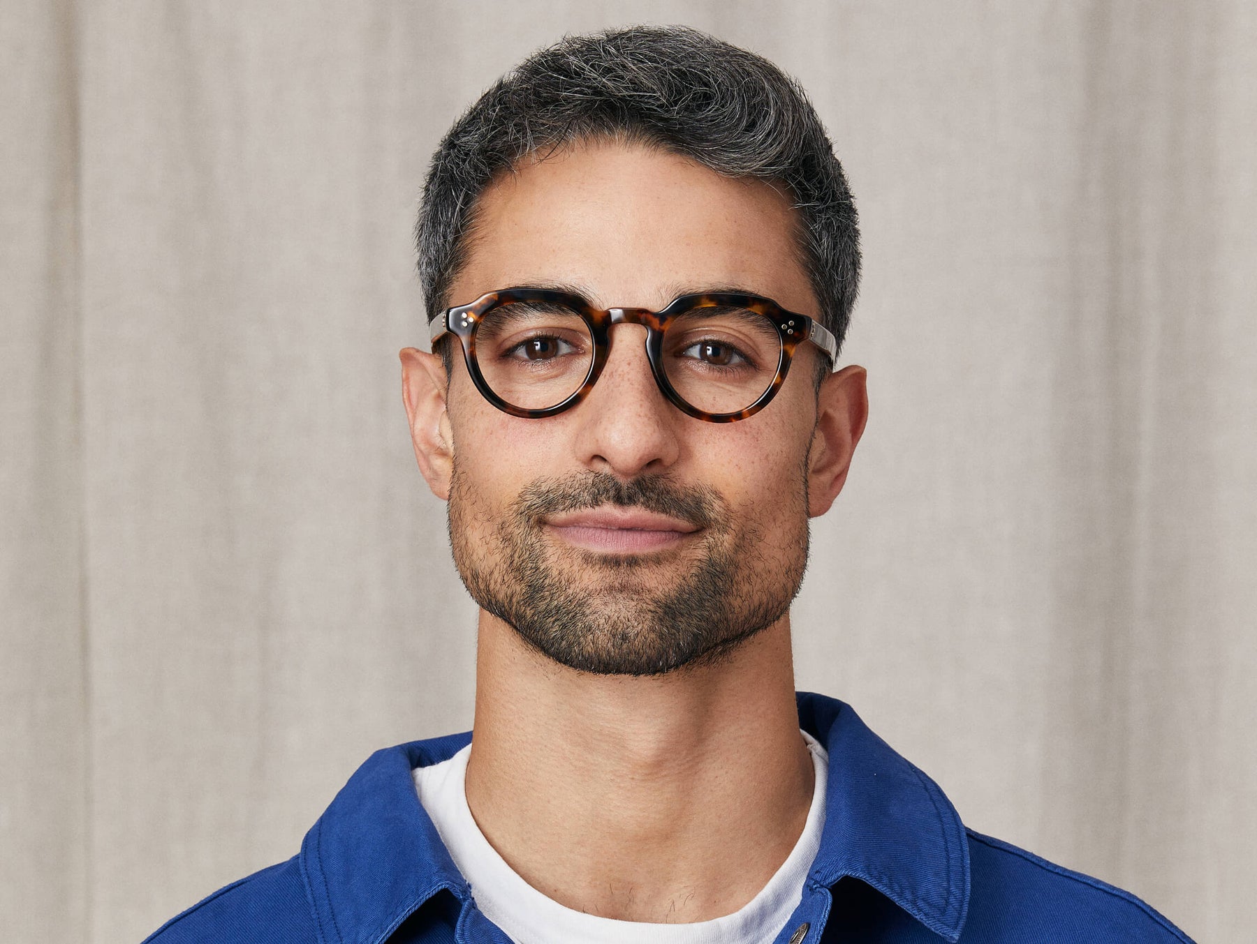 Model is wearing The GAVOLT in size 45 in Classic Havana