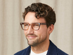 Model is wearing The GROBER in size 48 in Tobacco