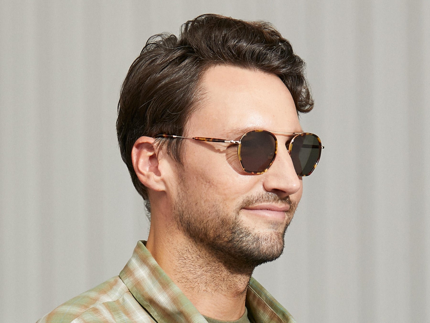 Model is wearing The KUGEL SUN in Tortoise in size 49 with G-15 Lenses